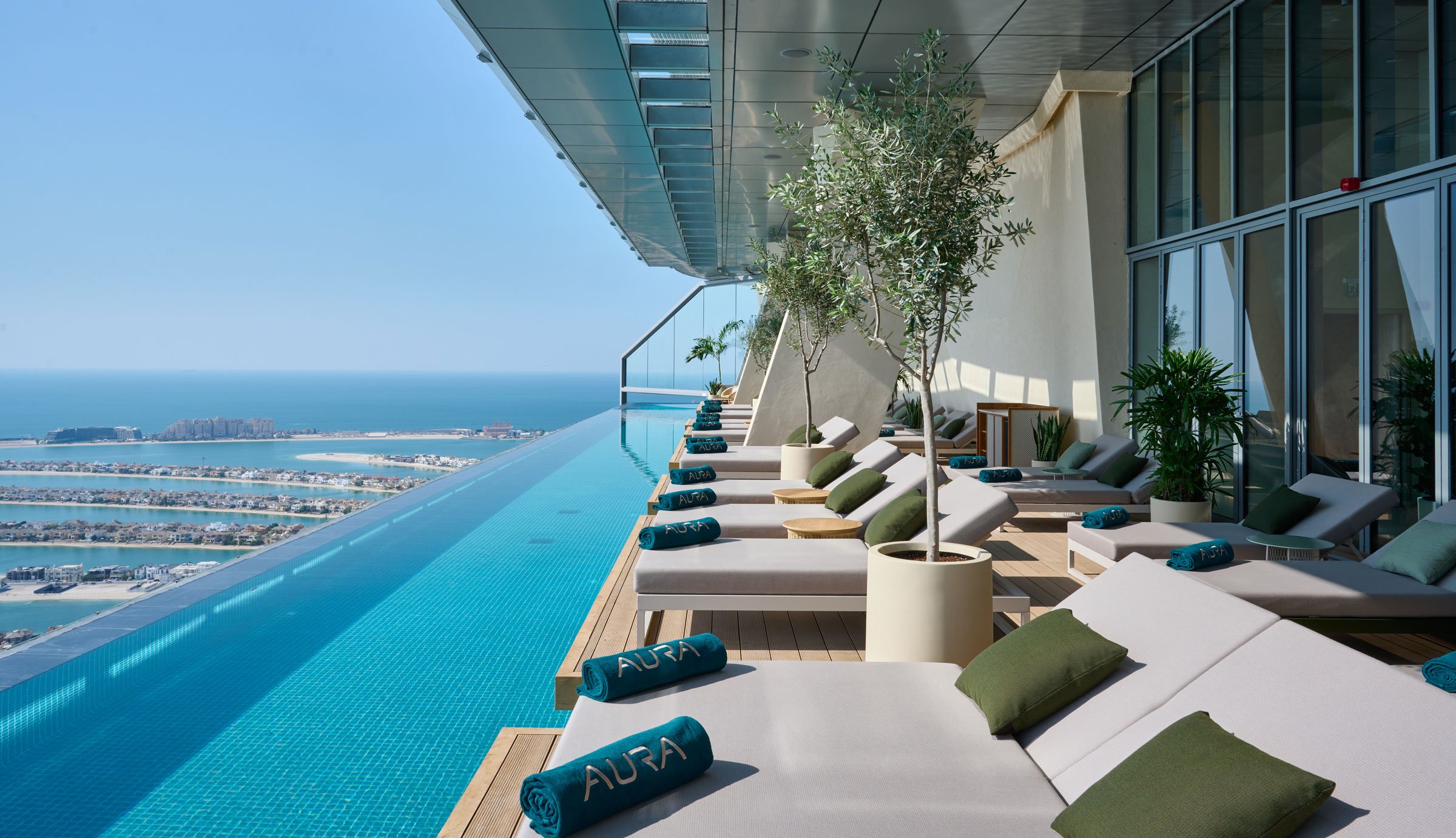 Palm tower dubai. Aura Skypool Дубай отель. Панорамный бассейн Дубай Aura Skypool. Aura бассейн Дубай. Бассейн Инфинити Дубай Джумейра.